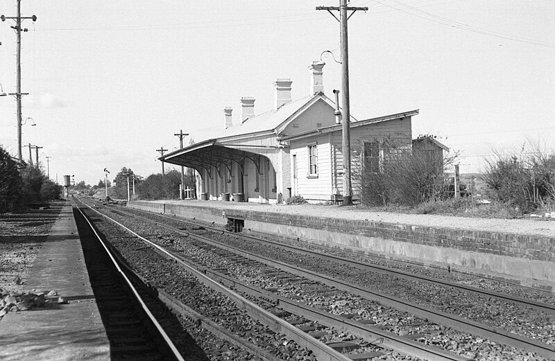 File:Farley railway station.jpg