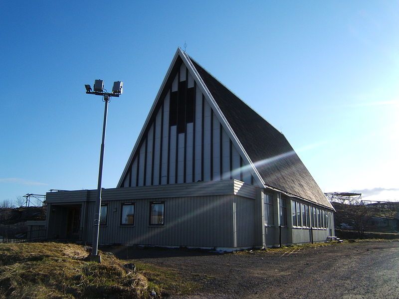 File:Henningsvær kirkested.jpg