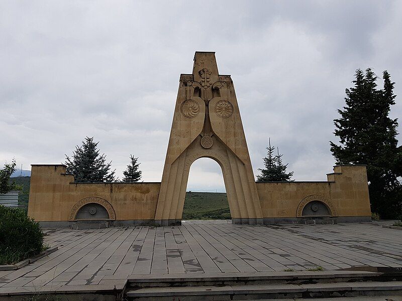 File:Monument in Vazashen.jpg