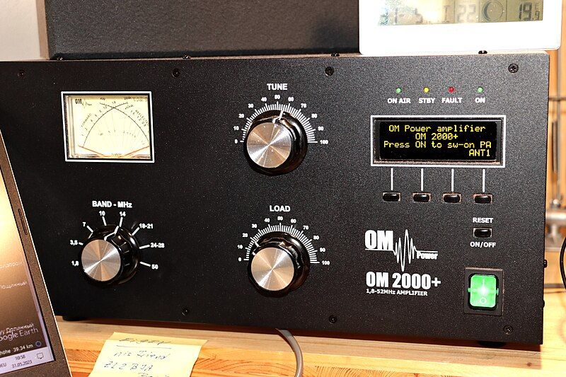 File:Power Amplifier OM2000+.jpg