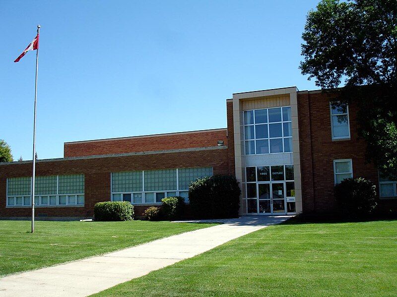 File:Queen-Elizabeth-School.jpg