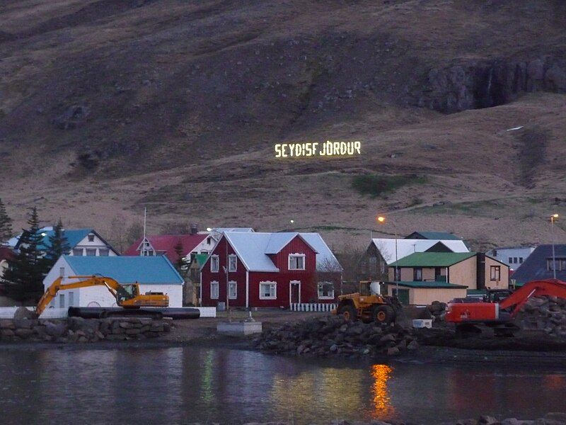 File:Seyðisfjörður lights.jpg