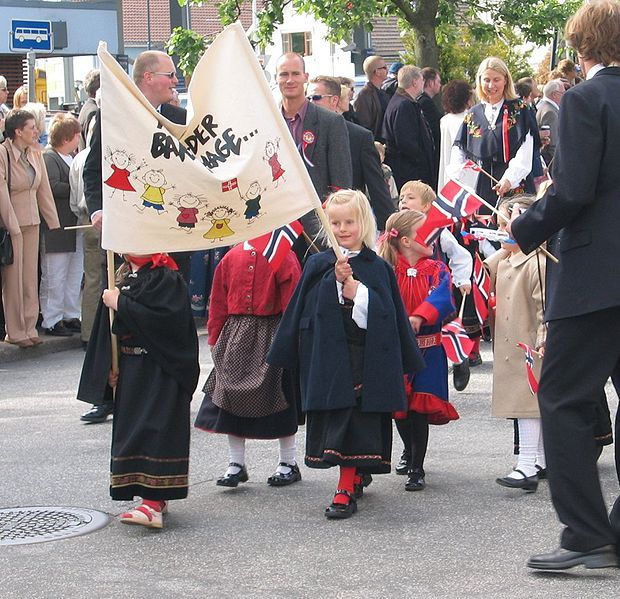 File:Barnetog 17mai.jpg