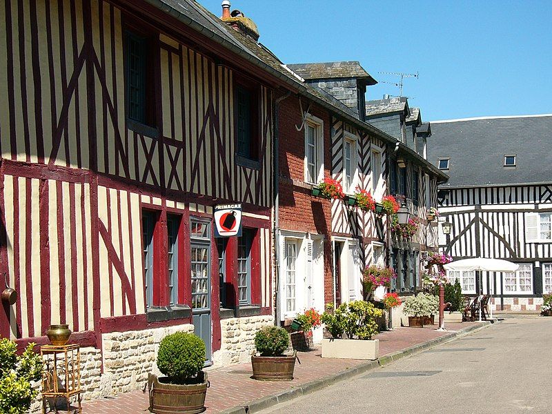 File:Beuvron-en-Auge plein.JPG