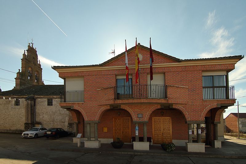 File:Gomezserracín, Ayuntamiento.jpg