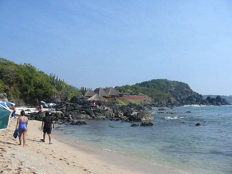 File:IxtapaCoralBeach.JPG