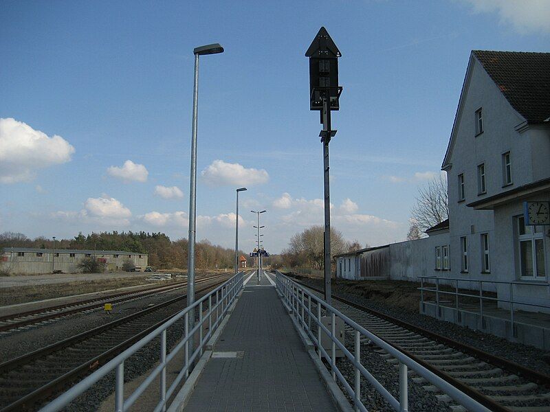 File:Löcknitz-Bahnhof-Bahnsteig-IMG 0822 02.JPG