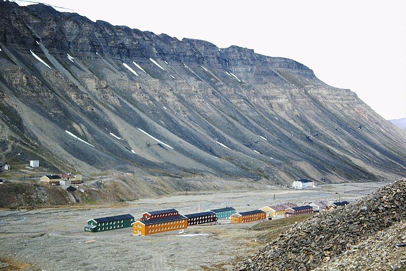 File:Longyearbyen Nybyen.jpg