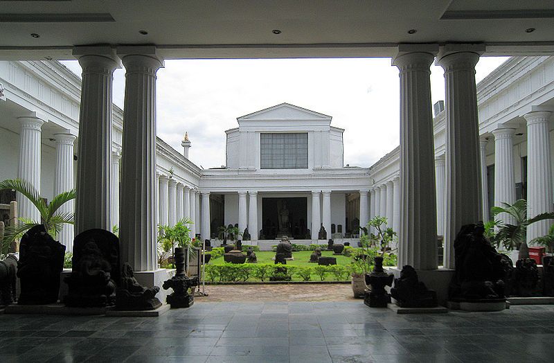 File:Museum Nasional Courtyard.jpg