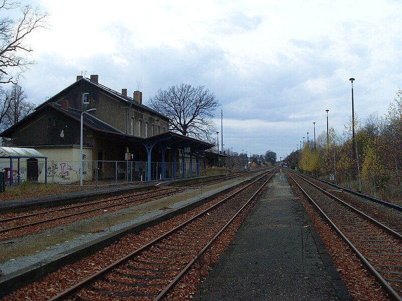 File:Niesky-railway-station-01-view-towards-Hoyerswerda.JPG