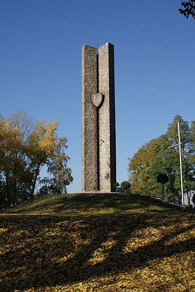 File:Płowce pomnik.JPG