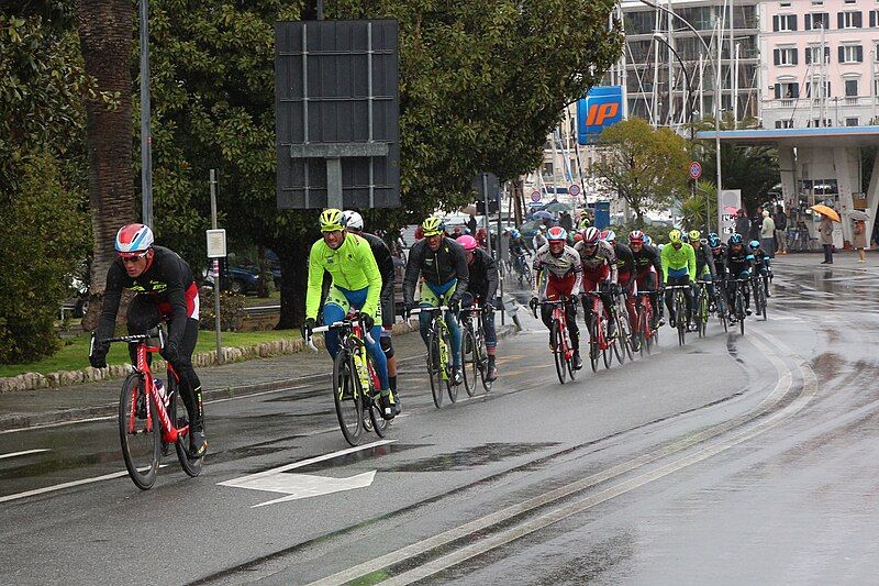 File:Peloton, Milan-Sanremo 2015.jpg