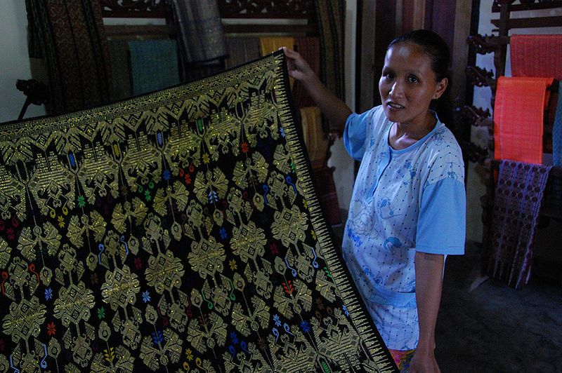 File:Traditional sasak weaving.jpg