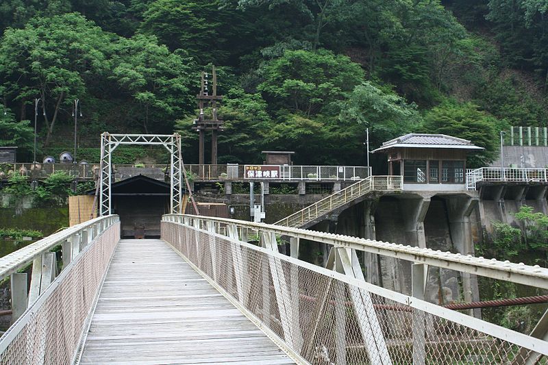 File:Truck Hozukyo station-201106.jpg