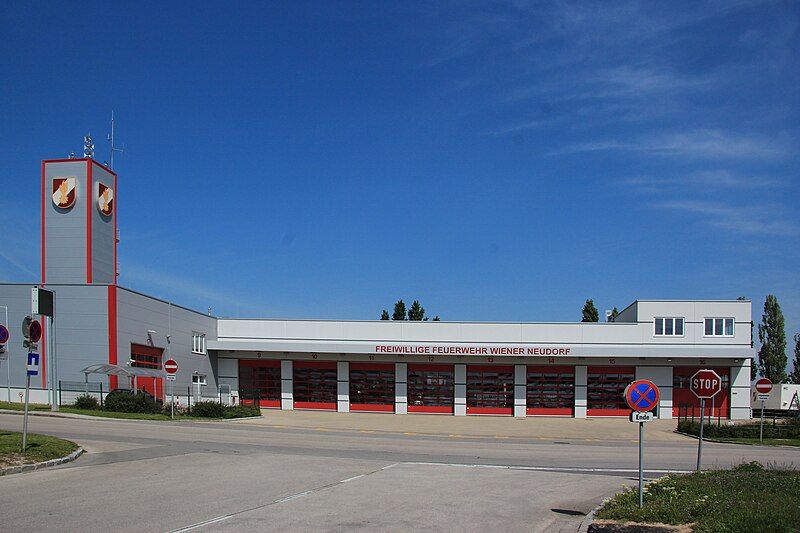 File:WienerNeudorf-Feuerwehrhaus 8814.JPG