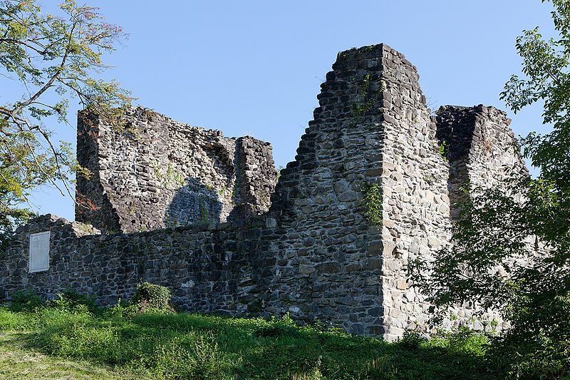 File:Attinghausen-Burg.jpg