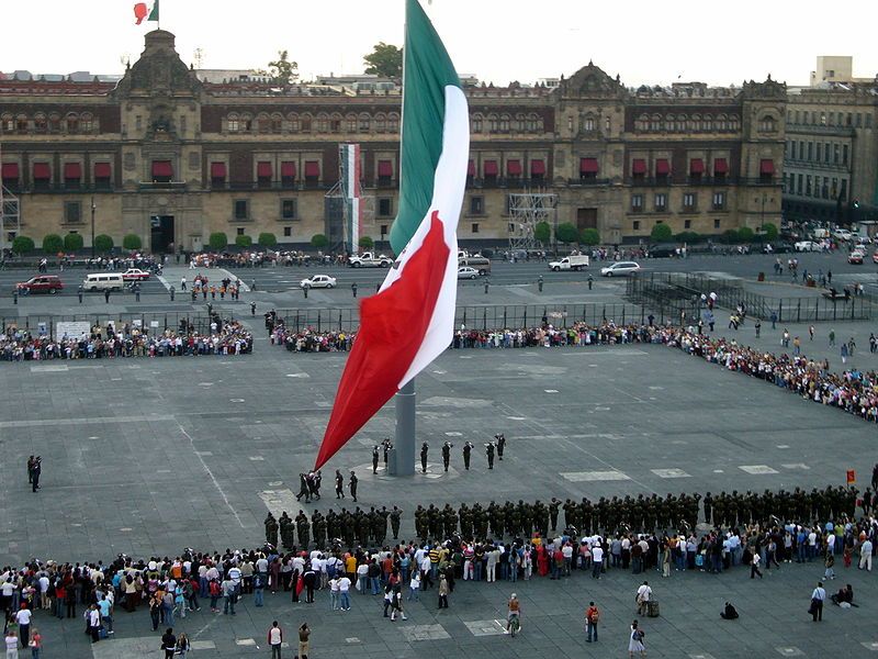 File:Bandera del zocalo.JPG