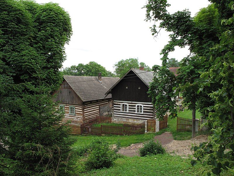 File:Dřevěnice, roubenky.jpg