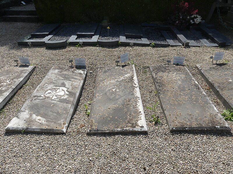 File:Graves Marguerite-Jacques-Adolphe-Blanche-Cheneviere-CimetiereDeCollongeBellerive RomanDeckert18062021.jpg