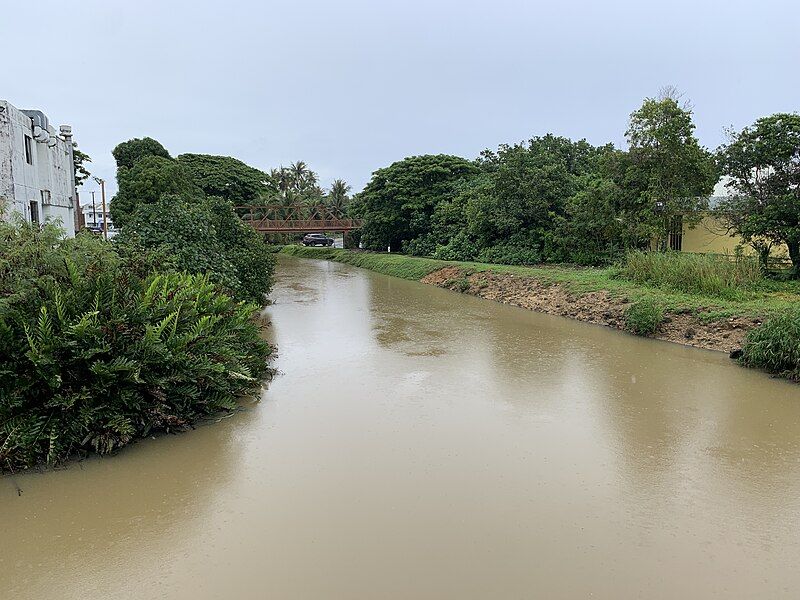 File:Hagåtña River.jpg