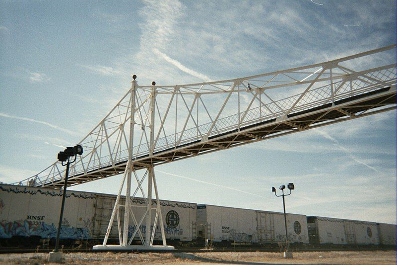 File:Jefferson Avenue footbridge.jpg