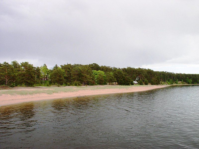 File:Konevets Sand beach.JPG