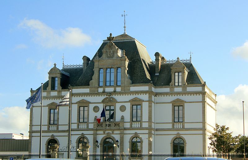 File:Mairie de Ploërmel.JPG