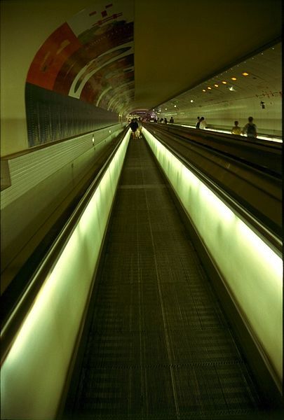 File:ParisMetroWalkwayTunnel.jpg