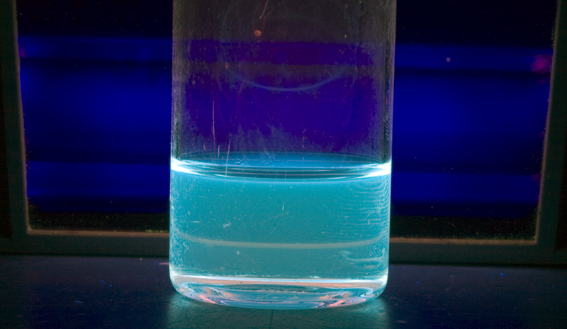 File:Perylene-ShortWaveUV.png