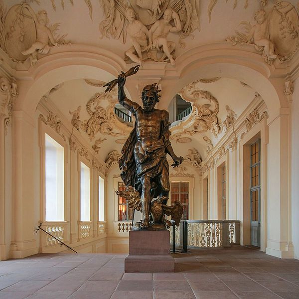 File:Schloss Rastatt-Goldener Mann.jpg