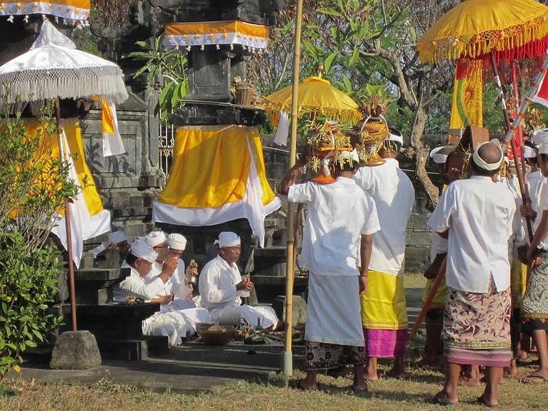 File:Silayukti-Temple-Padangbai-Ceremony.jpg