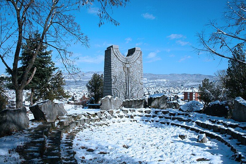 File:Vlasotince war monument.jpg