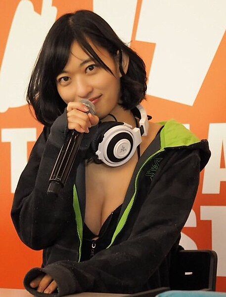 File:Yukakuramoti earphone (cropped).jpg