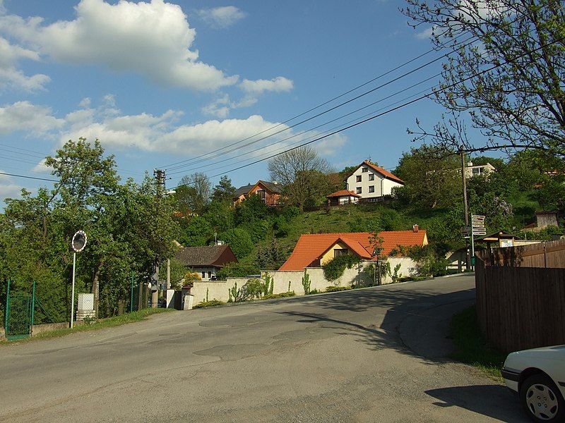 File:Choteč, náves.JPG