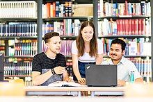 Students in the library of the University of Applied Sciences Jena