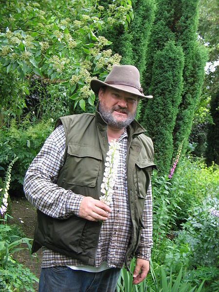 File:Ivo Pauwels gardening.jpg