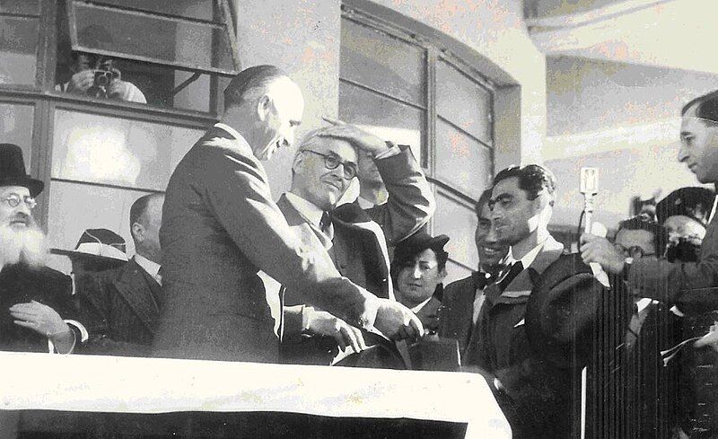 File:Kahane Licence Ceremony.jpg