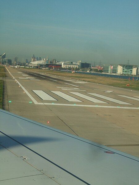 File:LCY runway 27i.jpg