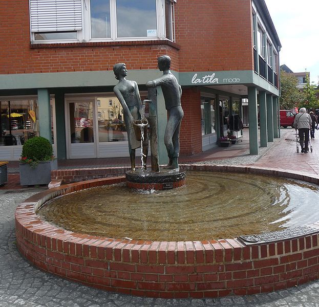 File:Soltau Heiratsbrunnen.jpg