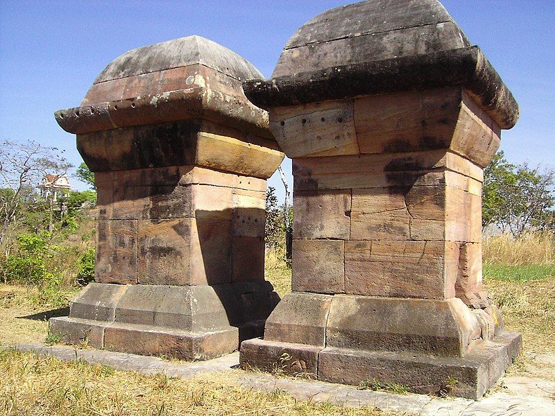 File:Stupa Couple.JPG