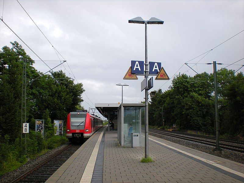 File:Bahnhof Gronsdorf.JPG