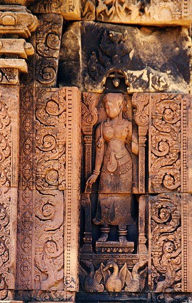 File:Banteay Srei Devi.jpg