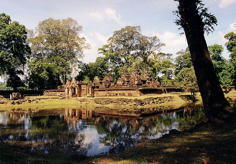 File:Banteay Srei full2.jpg