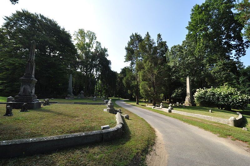 File:BristolRI JuniperHillCemetery 3.jpg