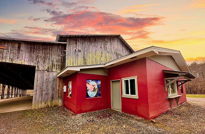 File:Festival Barn.jpg