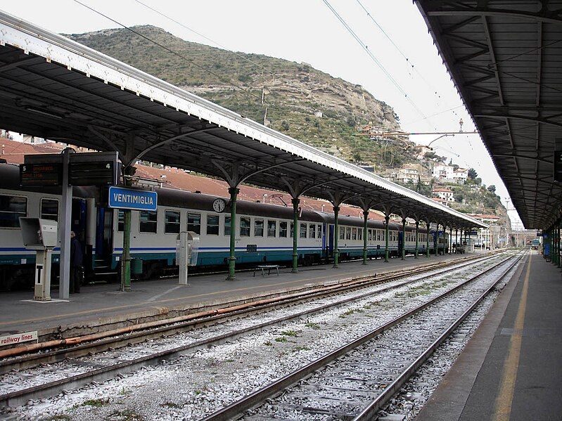 File:Gare de Vintimille-Ventimiglia.jpg