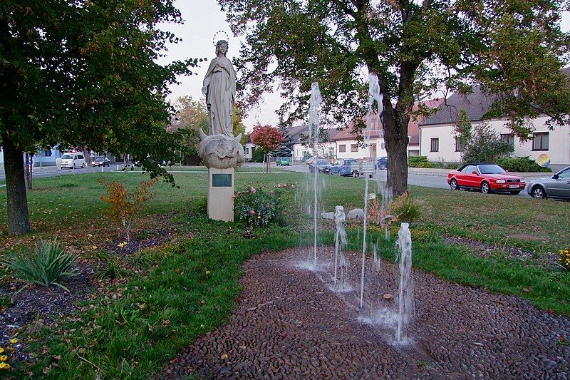 File:Gerasdorf Marienstatue.jpg