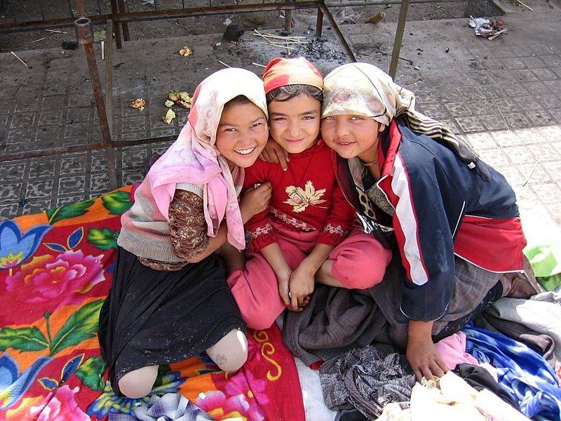 File:Khotan-mercado-chicas-d01.jpg