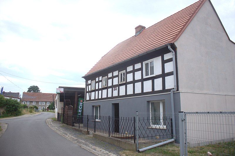 File:Kunów, hrázděný dům.jpg