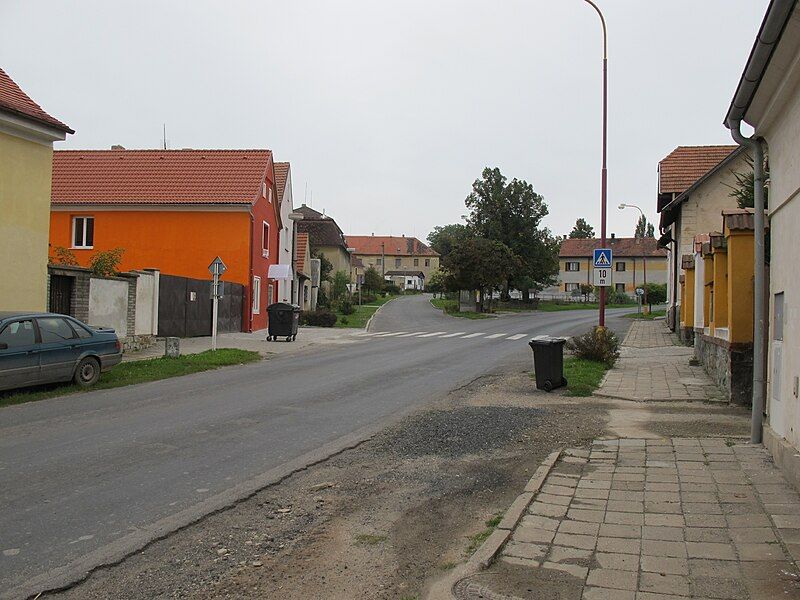 File:Líšťany náves.jpg